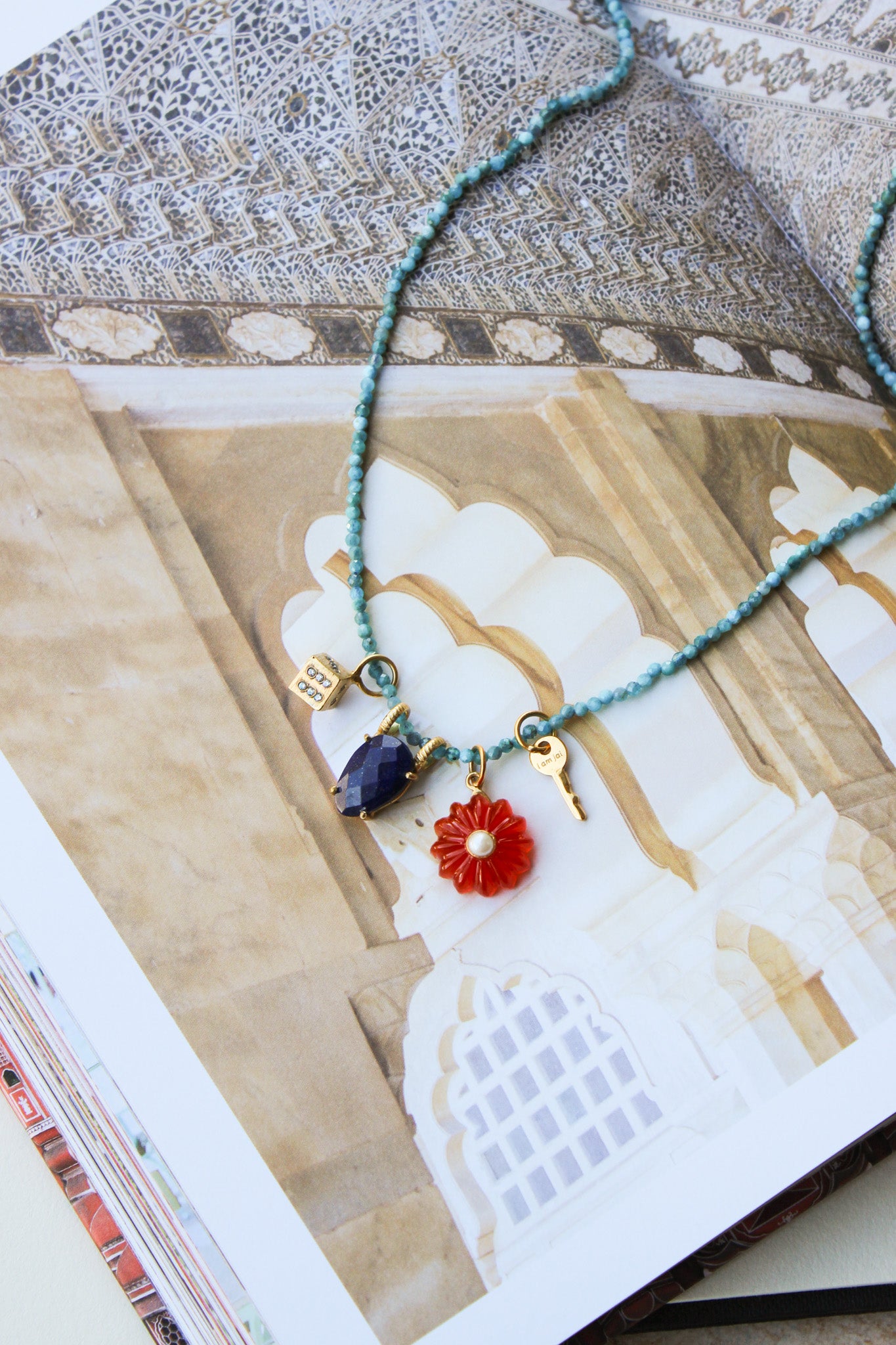 Blauwe agaat ketting met verschillende bedels