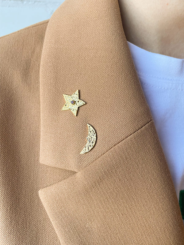 Gouden Gehamerde Maan Broche