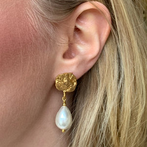 Classic Pearl Earrings With Studs