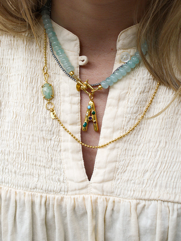 Letter A aan edelsteen ketting