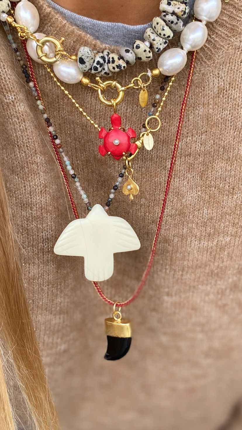 parel ketting vogel ketting met zwarte tand en rood koordje