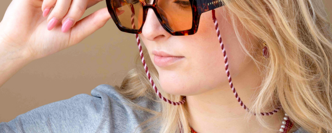 6 manieren waarop een zonnebrilkoordje jouw zomerlook compleet maakt