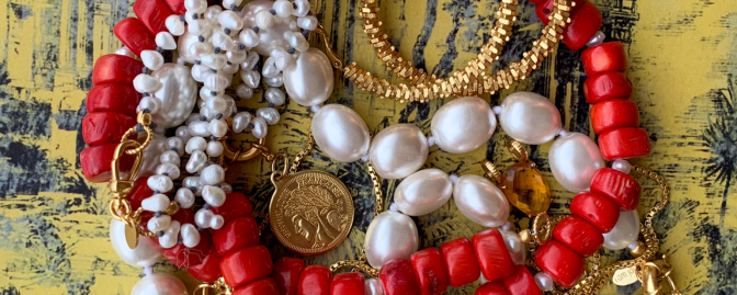 Charm Layering: zo combineer je kettingen, bedels en edelstenen in jouw eigen stijl