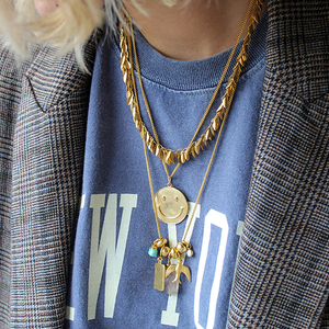 Gouden Bedelketting met Vogel en Rozenkwarts