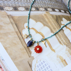 Blauwe agaat ketting met verschillende bedels