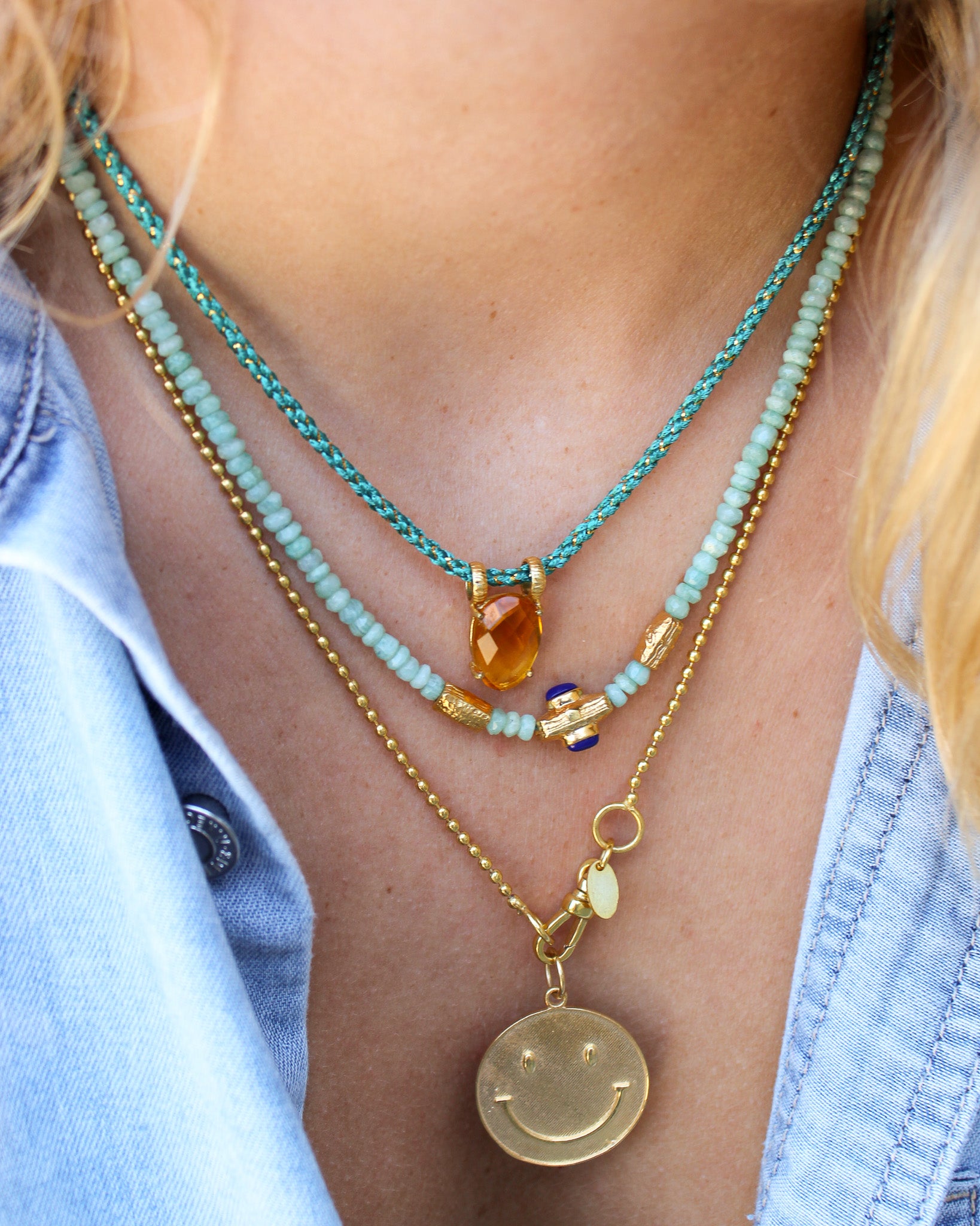 Blauwe edelstenen ketting en smiley