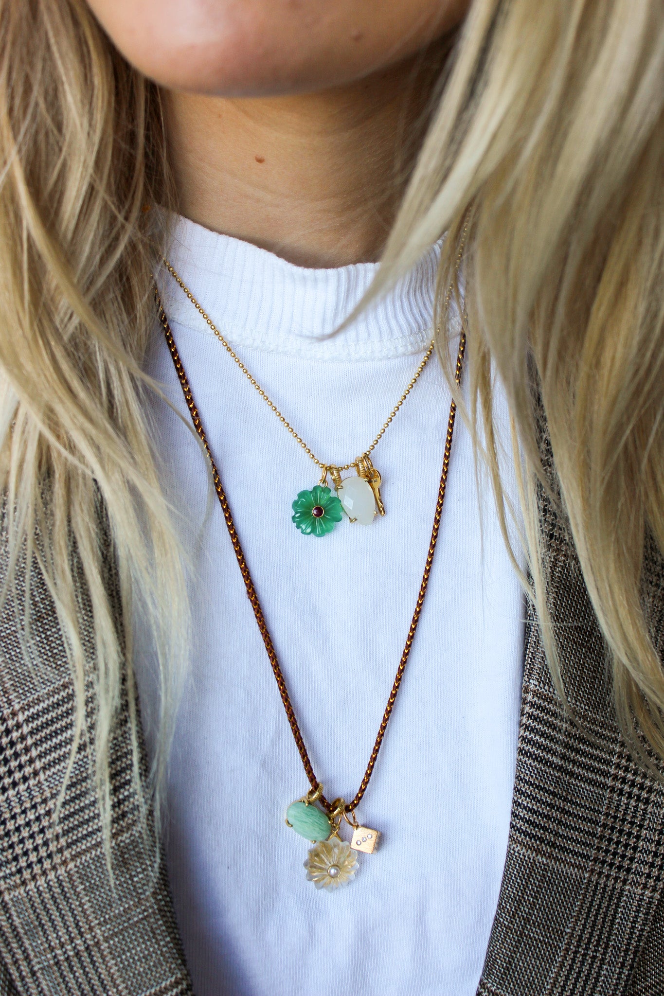 Bruin touwtje met bedels en gouden balletjes ketting met bedels