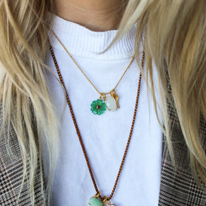 Bruin touwtje met bedels en gouden balletjes ketting met bedels