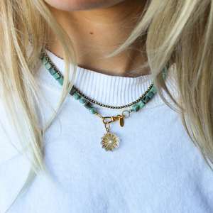 Edelstenen Turqouise_blokjes ketting_bloem bedel kristal