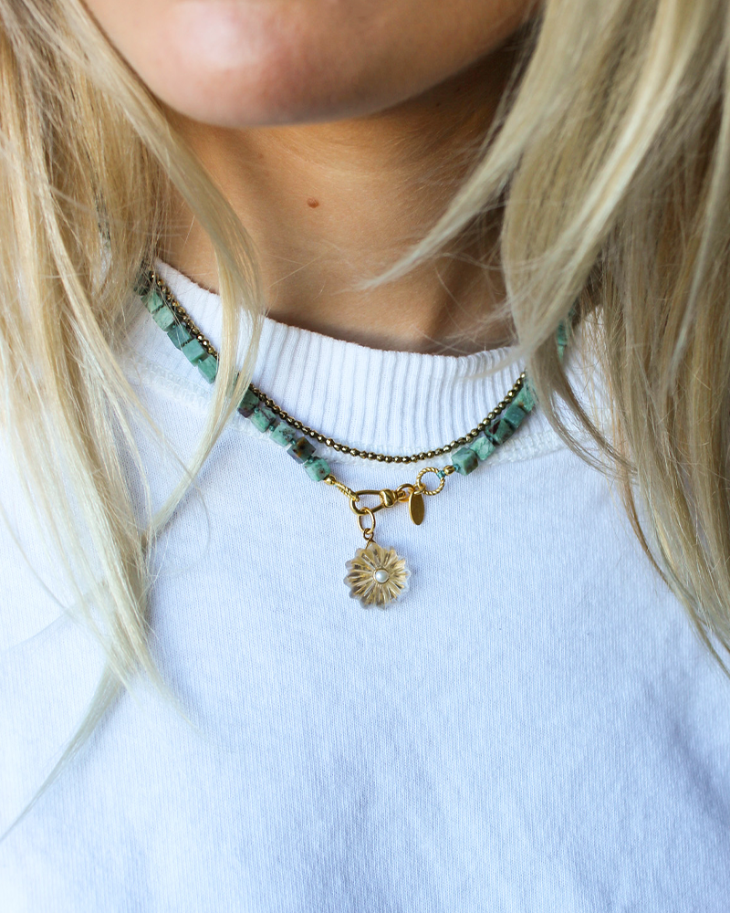 Edelstenen Turqouise_blokjes ketting_bloem bedel kristal