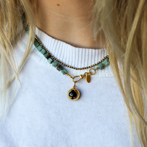 Edelstenen Turquoise_blokjes_ketting met schoppen bedel
