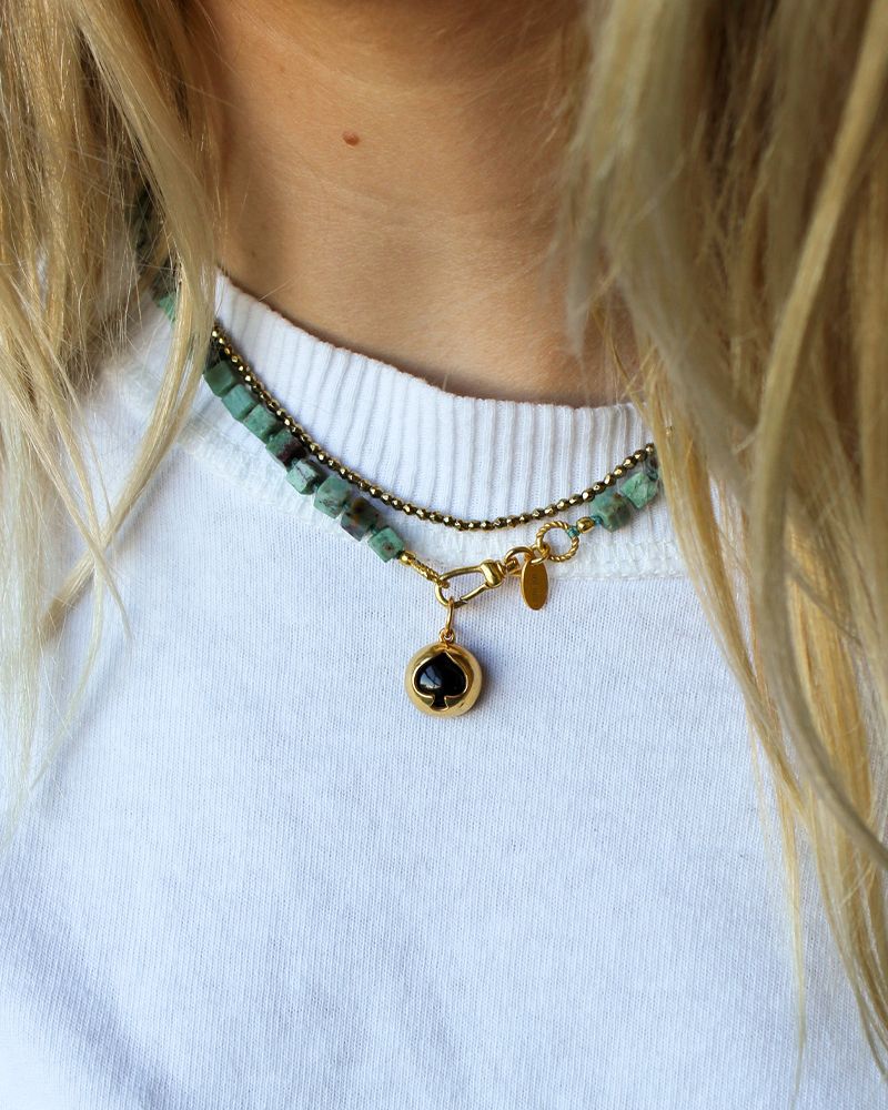 Edelstenen Turquoise_blokjes_ketting met schoppen bedel