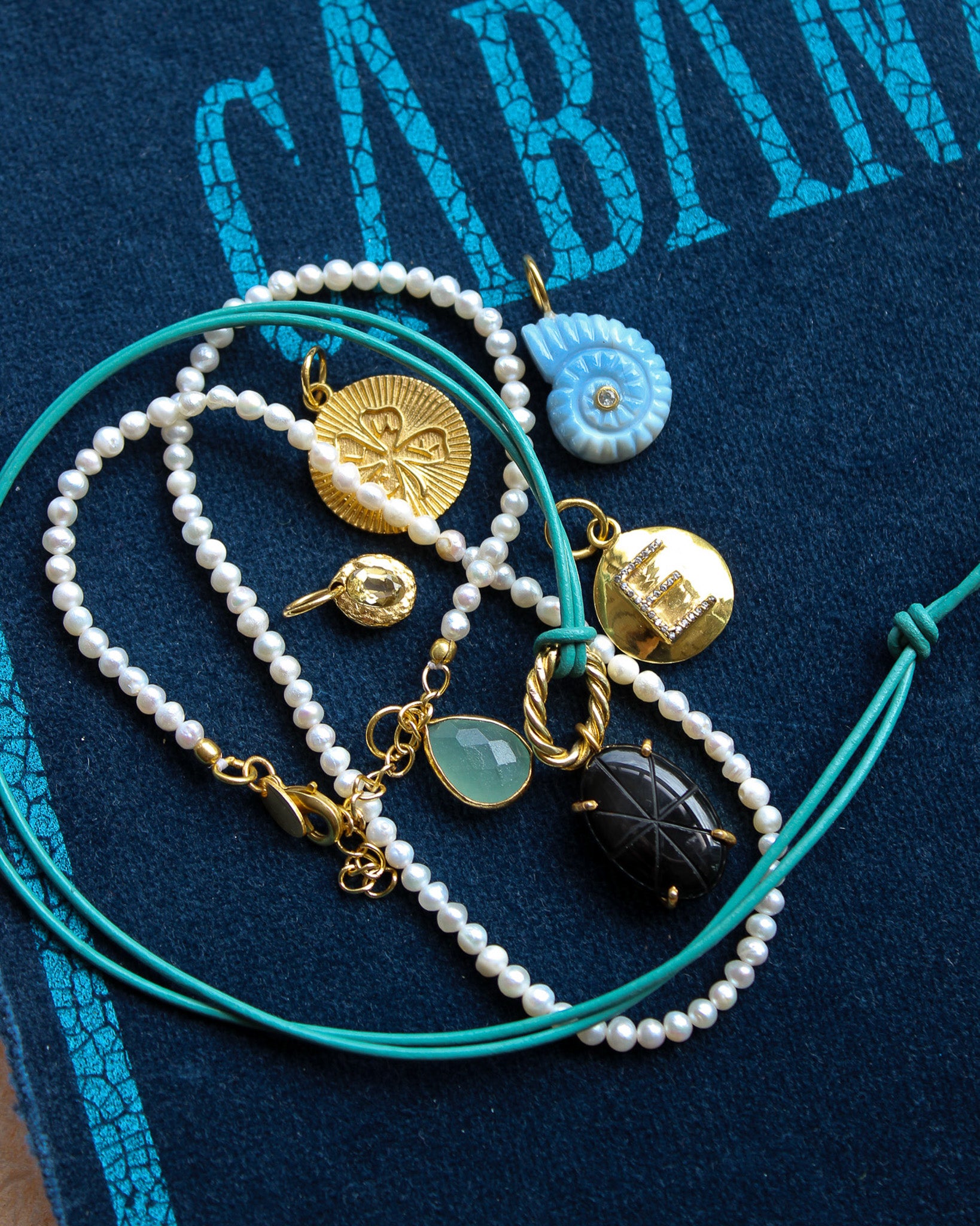 Edelstenen en gouden bedels Blauw