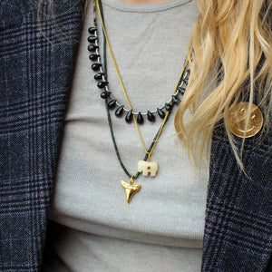 Edelstenen ketting jade met gouden tand bedel