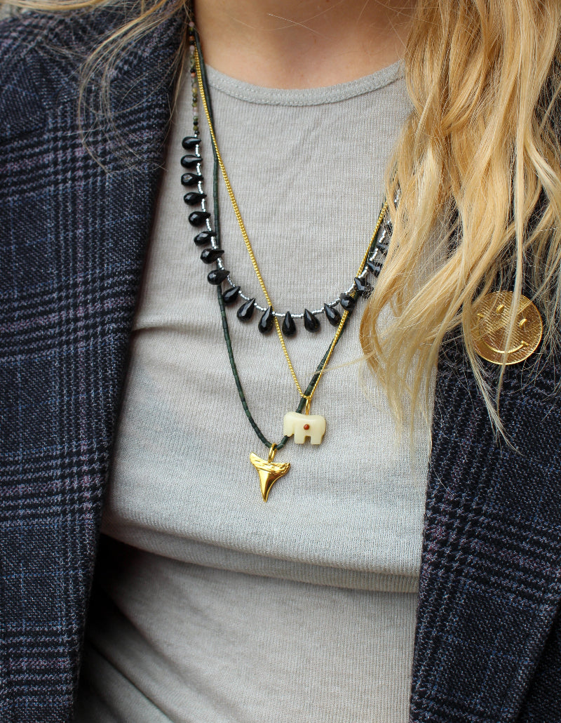 Edelstenen ketting jade met gouden tand bedel