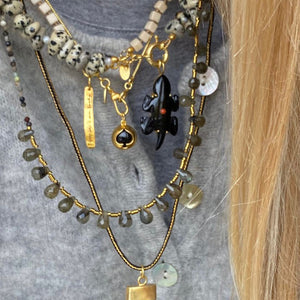 Gouden bedel schoppen zwarte onyx