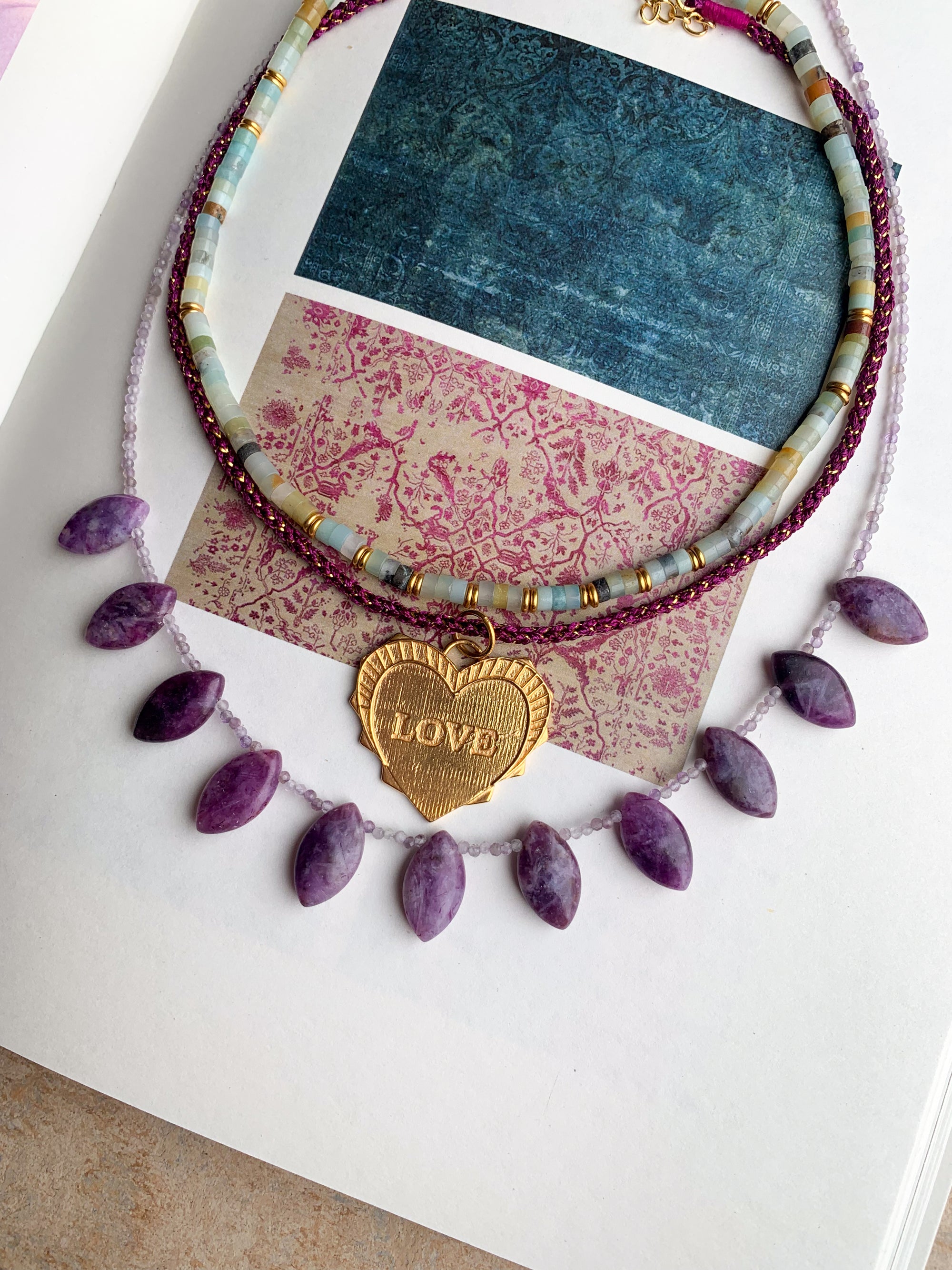 Gouden LOVE Hart Bedel en paarse ketting