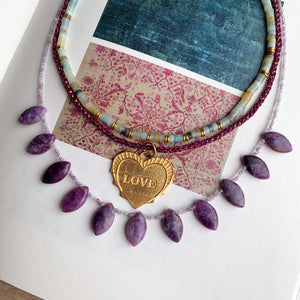 Gouden LOVE Hart Bedel en paarse ketting
