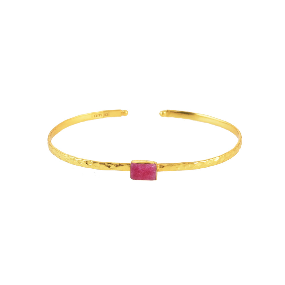 Gouden bangle met ruby jade steentje