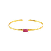 Gouden bangle met ruby jade steentje