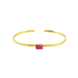 Gouden bangle met ruby jade steentje