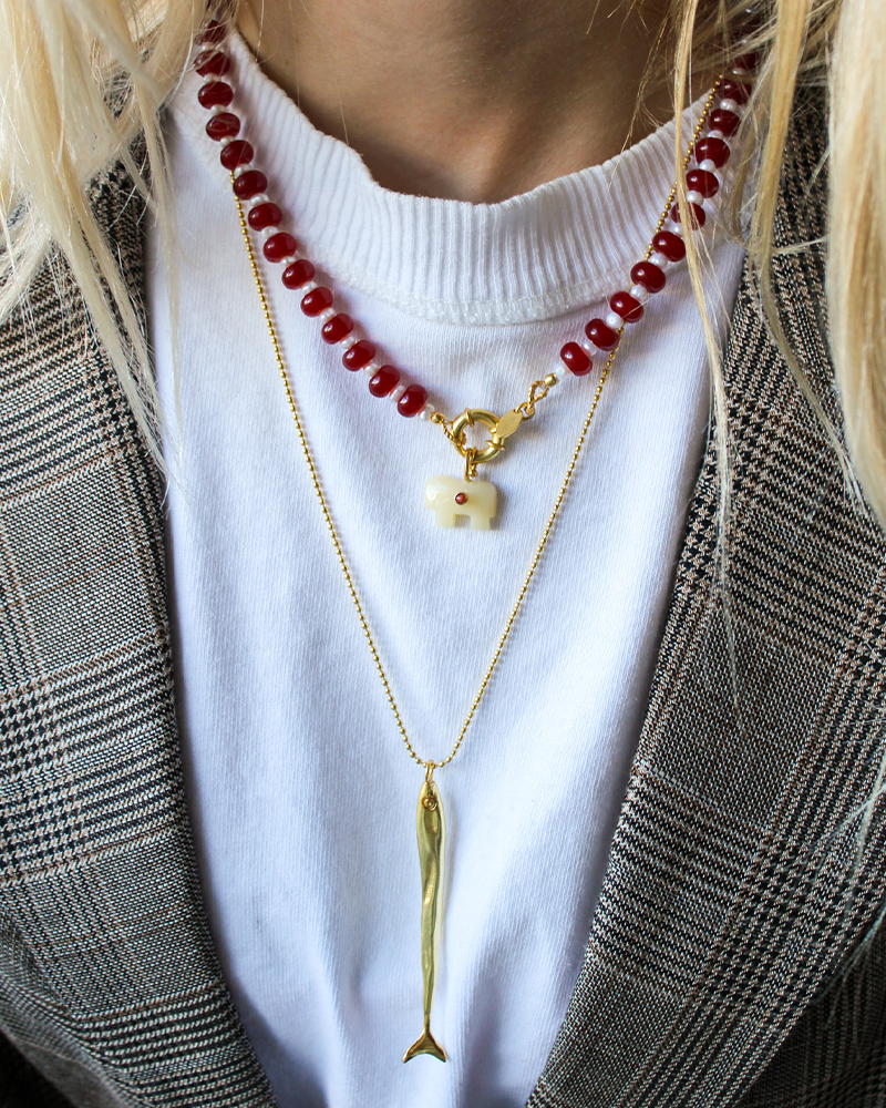 Gouden ketting vis bedel en rode jade ketting wit paardje