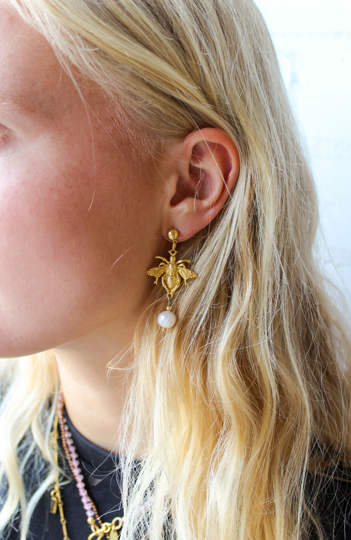 Gouden knopjes oorbellen met bij en parel