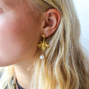 Gouden knopjes oorbellen met bij en parel
