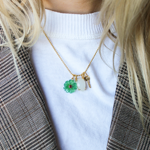 Groene Onyx Bloem Bedel Met Ruby Steentje