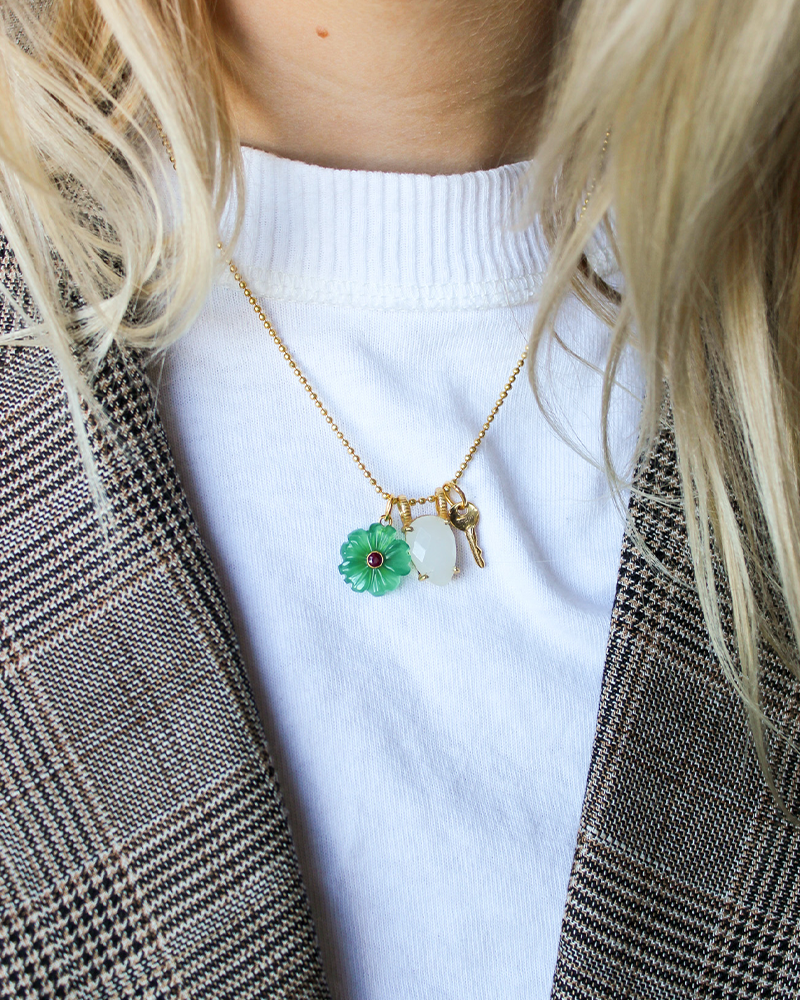 Groene Onyx Bloem Bedel Met Ruby Steentje