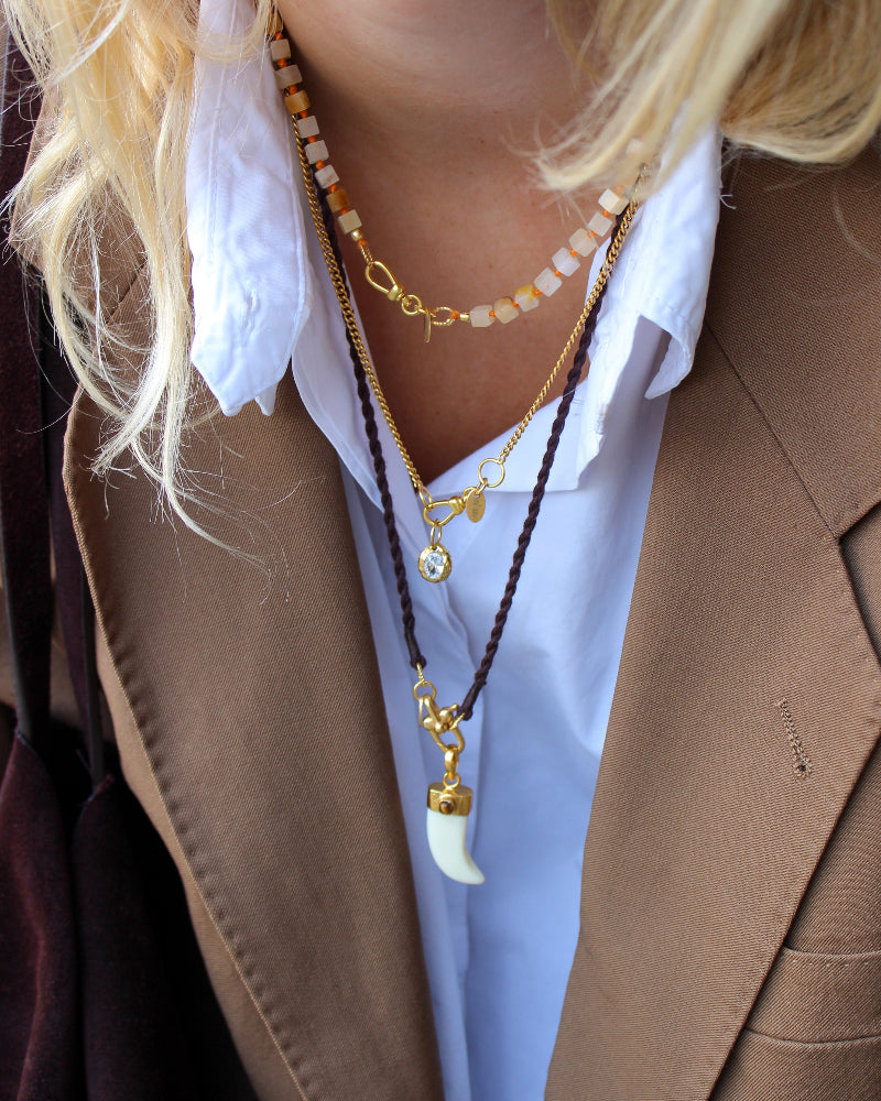 Handgeknoopte Blokjes Ketting Gele Agaat gehamerde geboortesteen aquamarijn bruine koord ketting met slot en witte aventurijn tand bedel