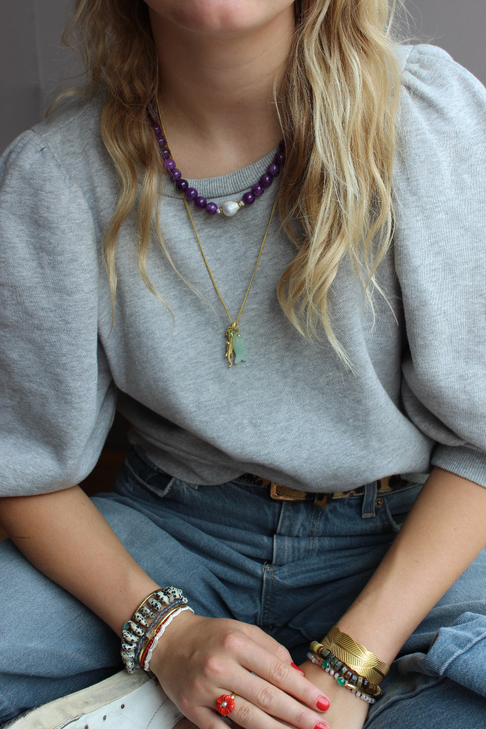 gouden krokodil bedel en vis en paarse jade ketting