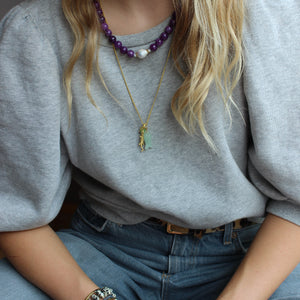 gouden krokodil bedel en vis en paarse jade ketting