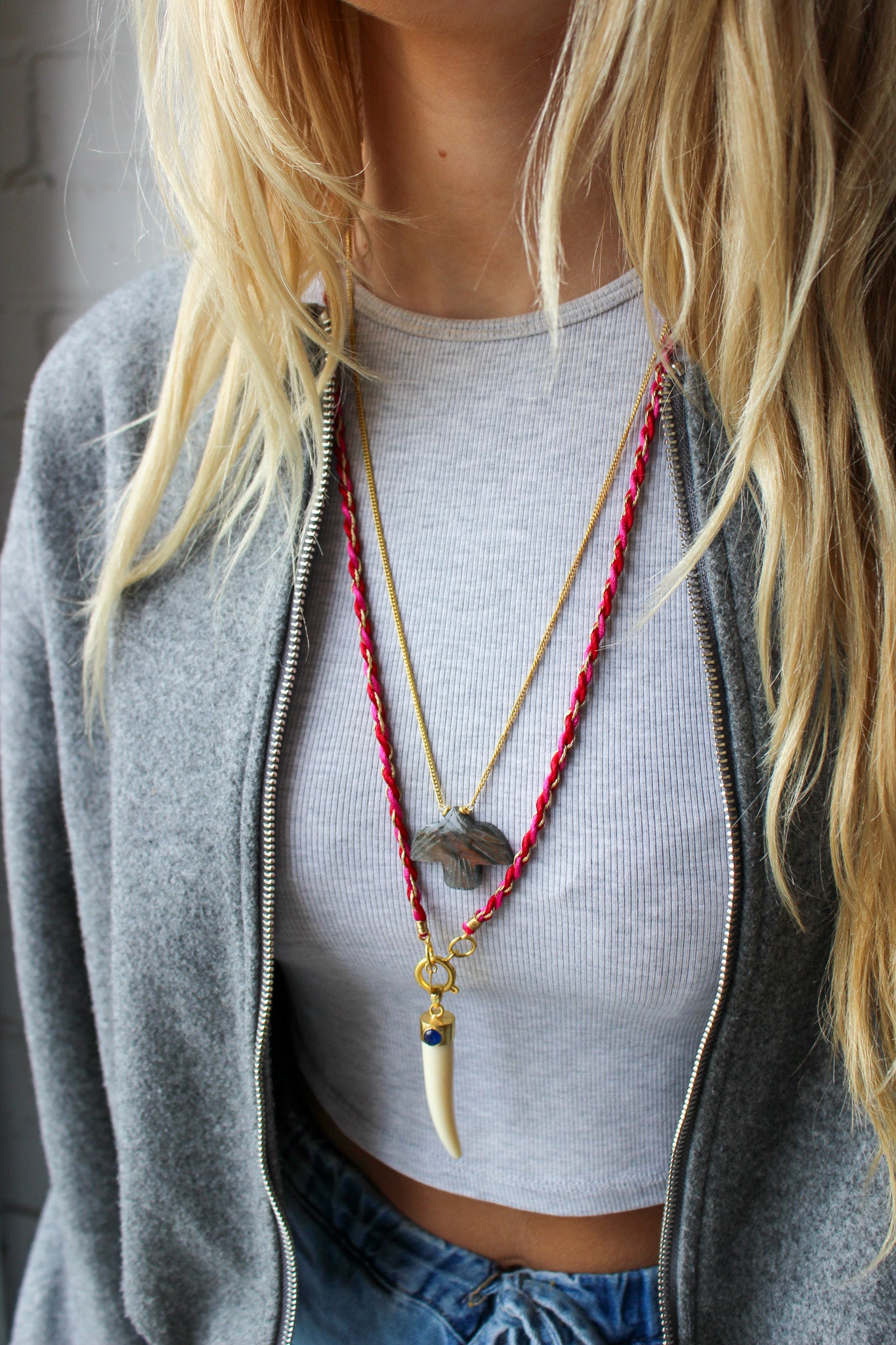 Lange satijn ketting rood met witte tand en gouden ketting met vogel labradoriet