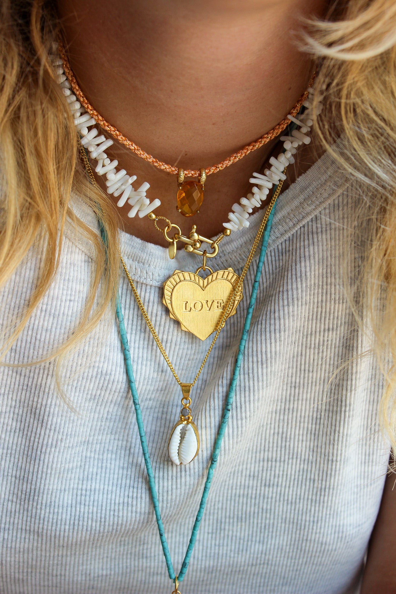 Love bedel en witte koraal ketting