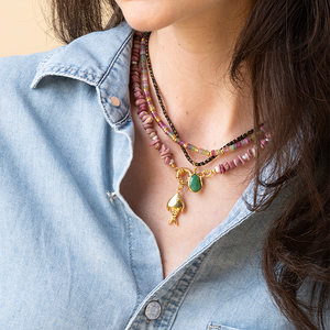 Multi_Edelstenen_Ketting_Roze_Jade_groene_onyx_druppel_bedel_Gouden_vis_bedel_parel_zwarte_onyx_tand_oorbellen_zwart_koordje