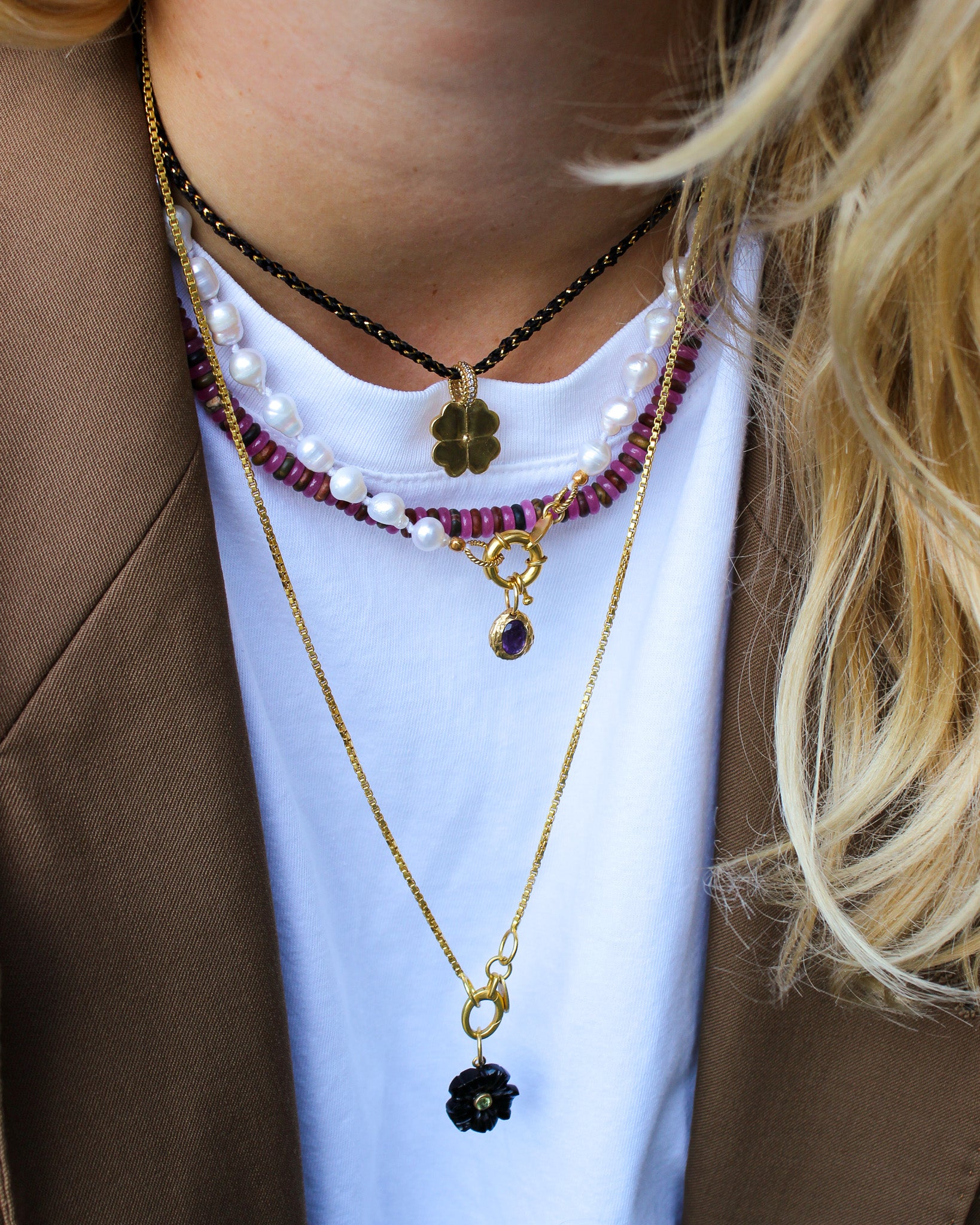 Paarse kettingen en zwarte onyx bloem
