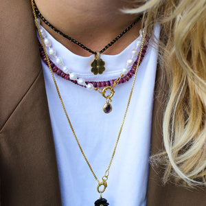 Paarse kettingen en zwarte onyx bloem