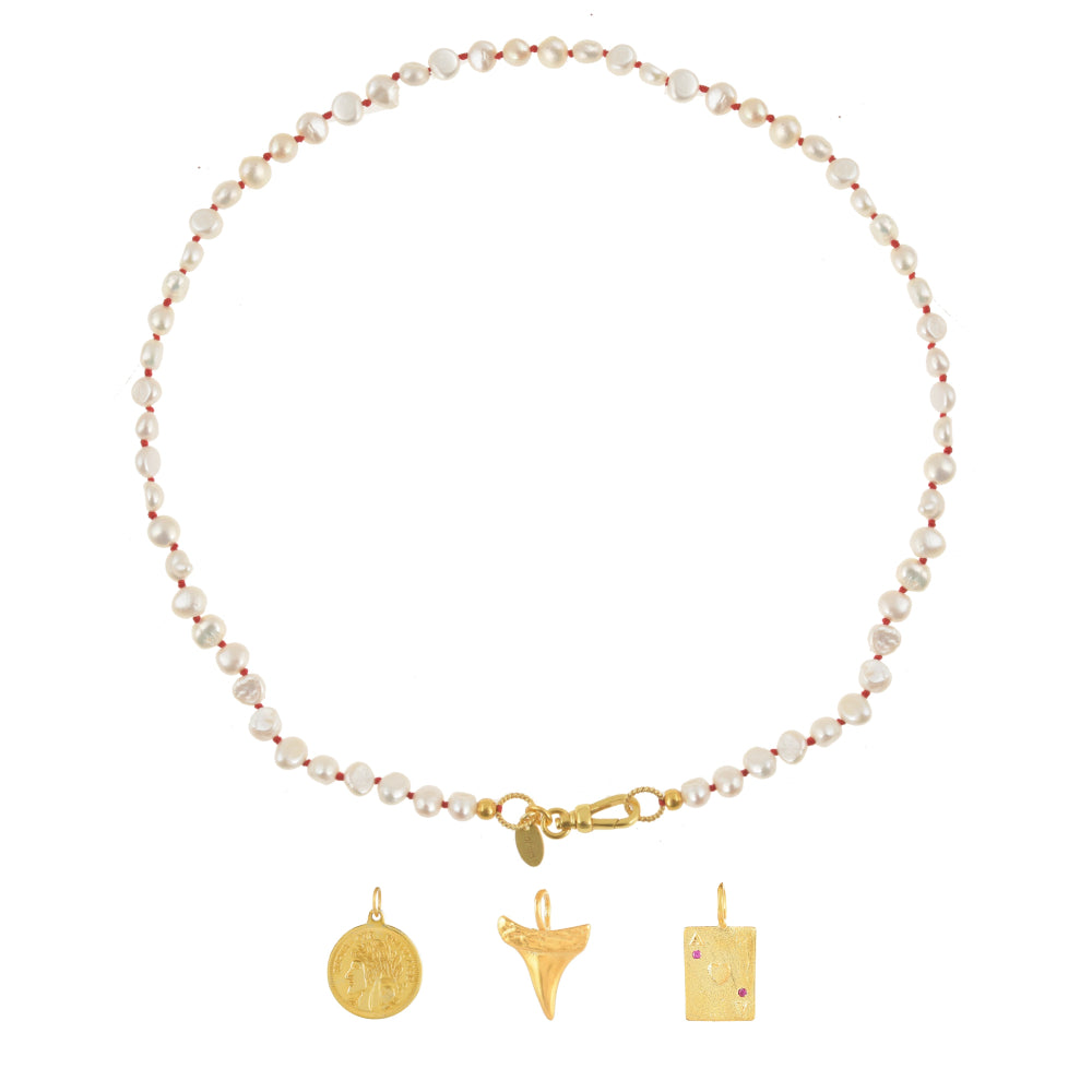 Parelketting met rood draad en 3 bedels