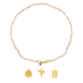 Parelketting met rood draad en 3 bedels