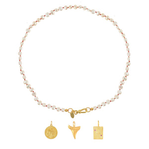 Parelketting met rood draad en 3 bedels