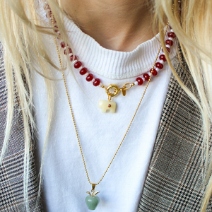 Roze_jade_ketting en gouden balletjes ketting met groen appeltje