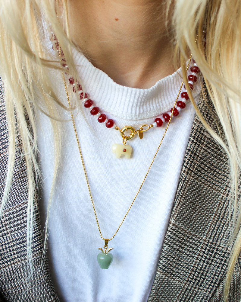Roze_jade_ketting en gouden balletjes ketting met groen appeltje