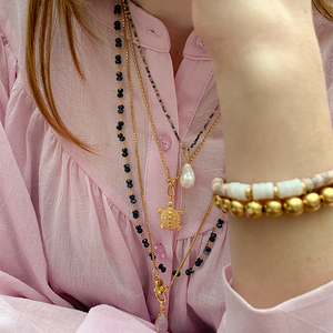 Gouden ketting met lavendel quartz gegraveerde bedel