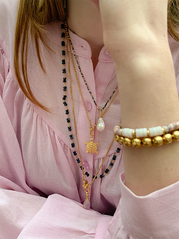 Gouden ketting met lavendel quartz gegraveerde bedel