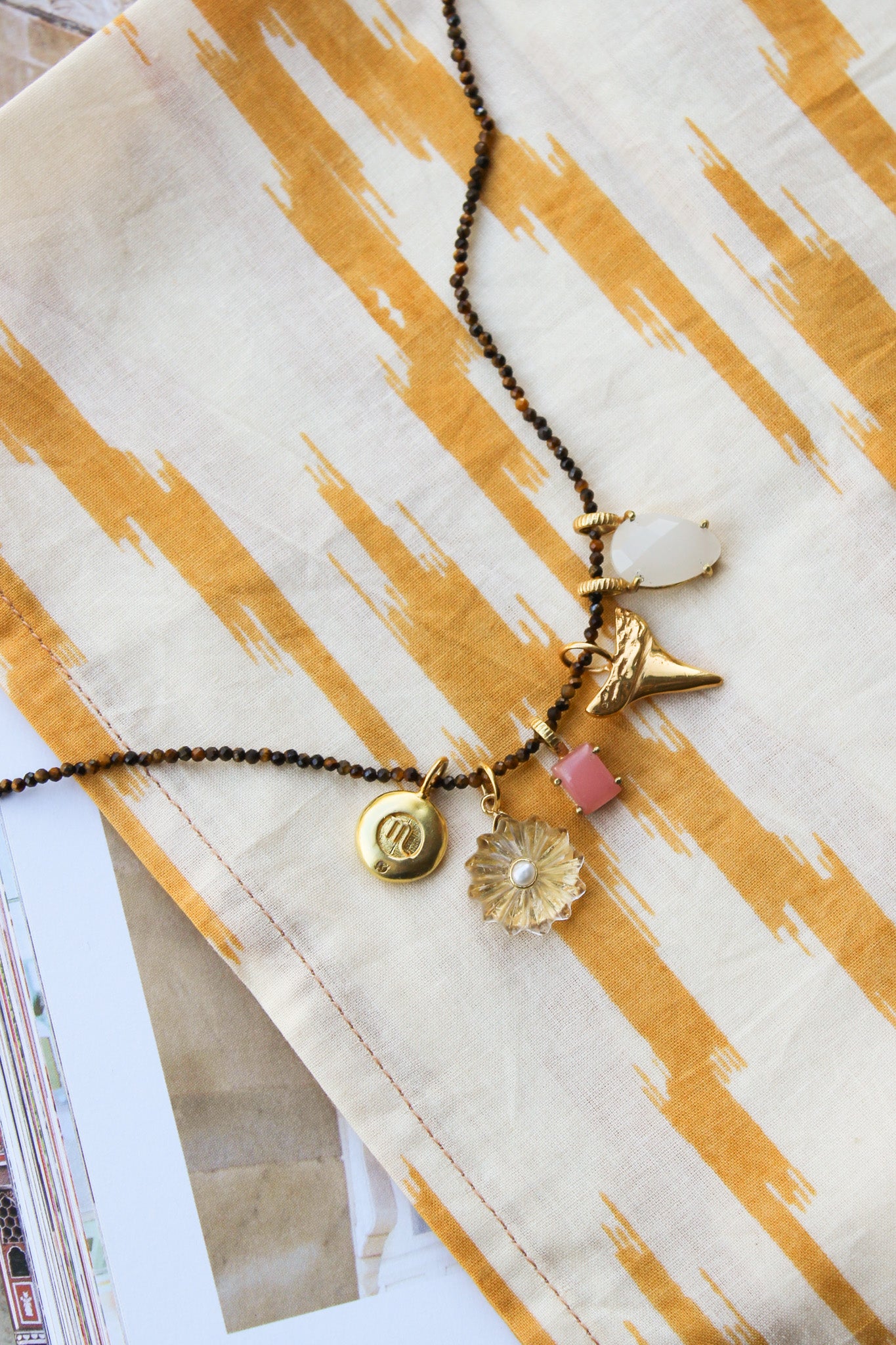 Tijgeroog ketting met verschillende gouden en edelstenen bedels