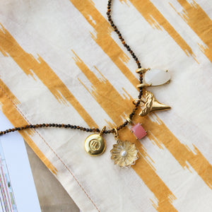 Tijgeroog ketting met verschillende gouden en edelstenen bedels