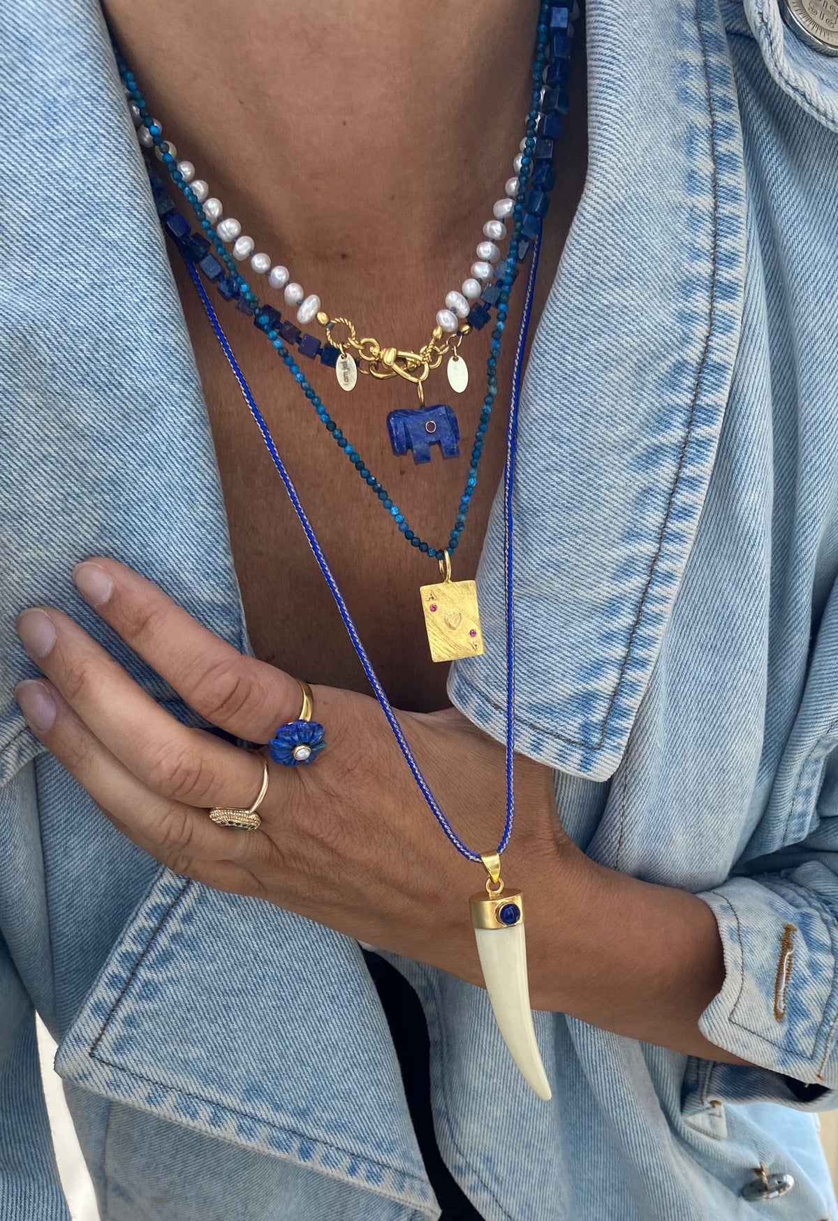 blauwe agaat ketting en parel ketting met paardje