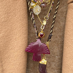  bruin rode kettingen met vogel, tand en carneool hartje