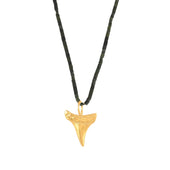 donkergroene jade ketting met tand edel